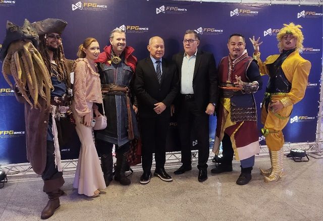 Deputado Coronel Chrisóstomo com cosplayers de Jack Sparrow, Doutor Estranho e outros, no evento de lançamento da frente parlamentar (Guilherme Resck/SBT News)