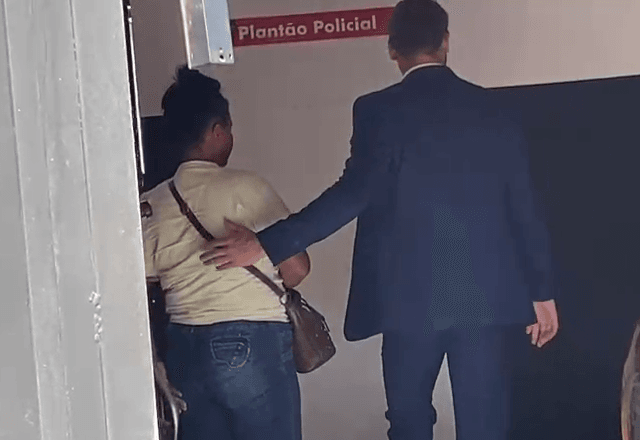 Mulher chegou para prestar depoimento na manhã desta terça-feira (11) | SBT