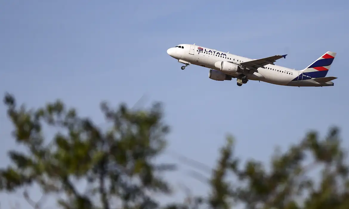 Copiloto desmaia e avião da Latam faz pouso em Salvador 