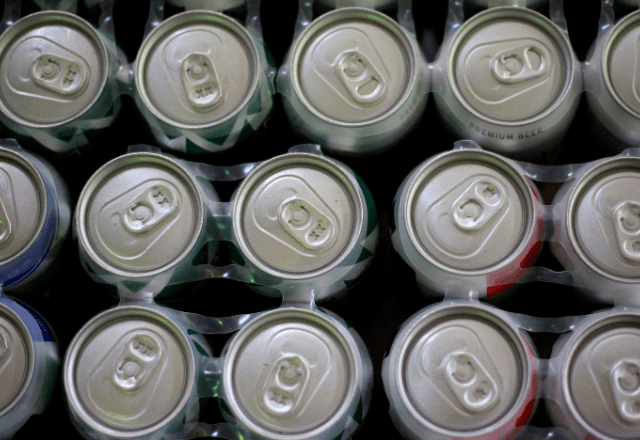 Latas de cerveja são exibidas em uma loja em Ciudad Juarez, México, em 31 de julho de 2018. Foto tirada em 31 de julho de 2018. REUTERS/Jose Luis Gonzalez