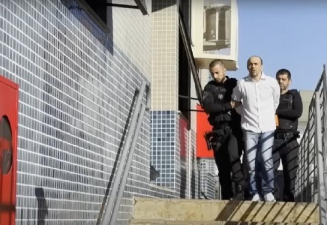 leandro boldrini escoltado por policiais