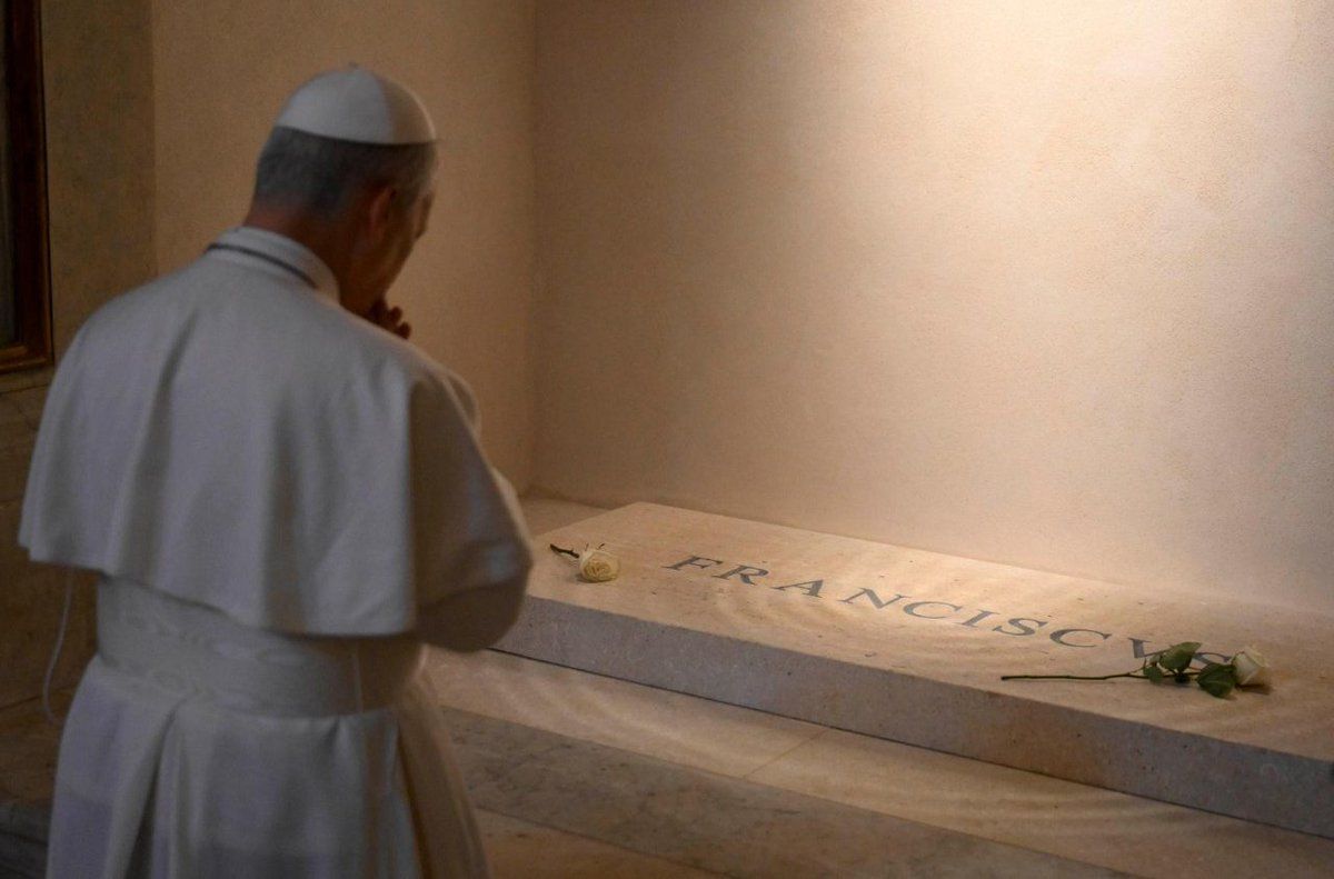 Papa Leão XIV reza diante de túmulo de Francisco (Vatican News)