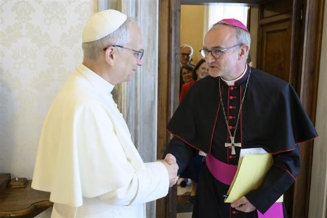 O papa Leão XIV com o cardeal Thibault Verny (Divulgação)