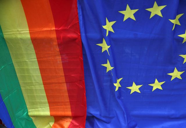 Bandeira LGBTQIA+ e União Européia | REUTERS/Neil Hall