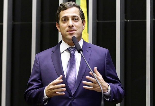 Gervásio Maia fala ao microfone (Divulgação/Câmara dos Deputados)