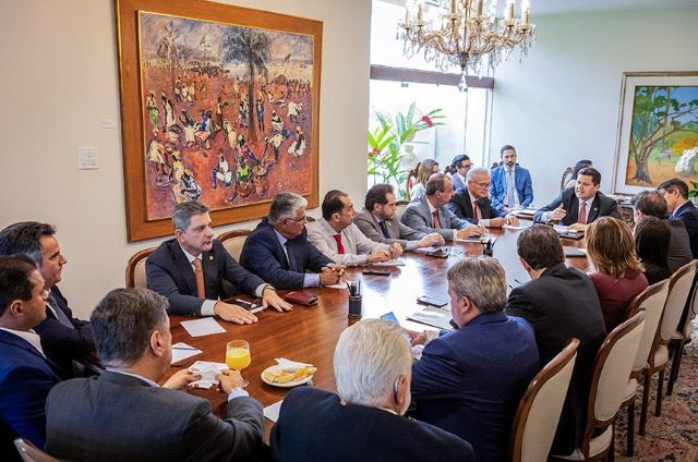 Líderes de partidos e outros senadores participaram da reunião na Residência Oficial da Presidência do Senado | Foto: Pedro Gontijo/Agência Senado