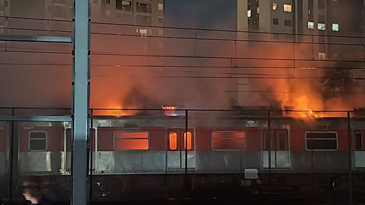 Trem da linha 12-Safira em incêndio nesta quinta-feira(23) | Reprodução/redes sociais