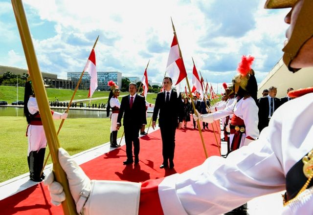 Arthur Lira e Rodrigo Pacheco passam por tapete vermelho na abertura da 1ª Sessão Legislativa Ordinária da 57ª Legislatura; Dragões da Independência seguram bandeiras ao lado do tapete (Geraldo Magela/Agência Senado)