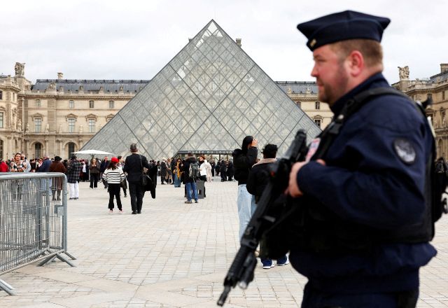 Mulher suspeita de envolvimento em roubo no Louvre é solta na França | REUTERS/Abdul Saboor