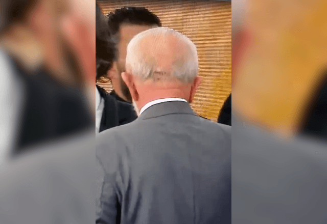 Presidente Lula de costas | SBT