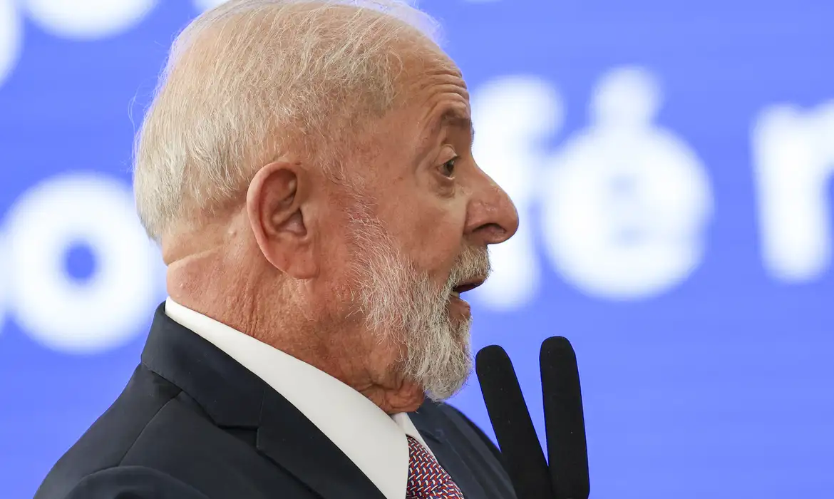 Lula liga para Eduardo Leite e anuncia apoio ao Rio Grande do Sul após temporais