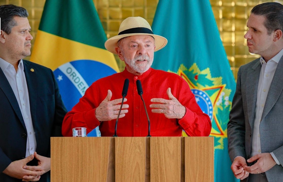 Ao centro, o presidente Luiz Inácio Lula da Silva (PT) fala ao lado de Davi Alcolumbre (esq.) e Hugo Motta (dir.) | Divulgação/Ricardo Stuckert