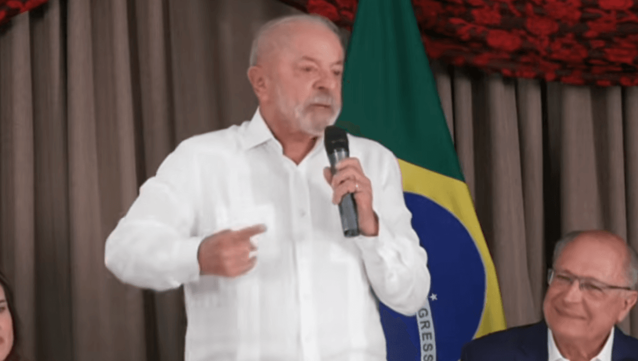 Lula diz ser "antissistema" e culpa STF por “promiscuidade” Lula diz ser "antissistema" e culpa STF por “promiscuidade”