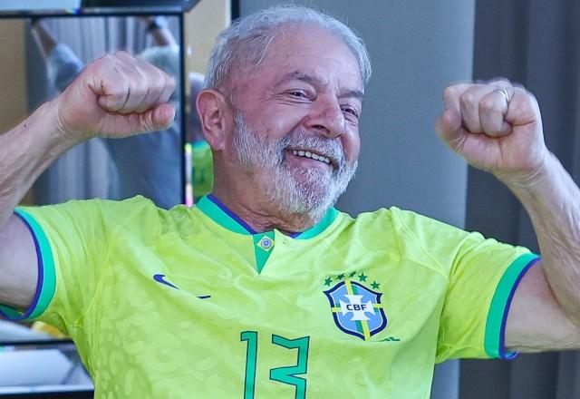 Lula comemora vitória da seleção e deseja melhoras para Pelé Lula comemora vitória da seleção e deseja melhoras para Pelé