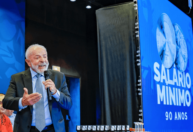 Lula durante cerimônia de lançamento das medalhas comemorativas dos 90 anos do salário mínimo | Divulgação/Ricardo Stuckert/PR