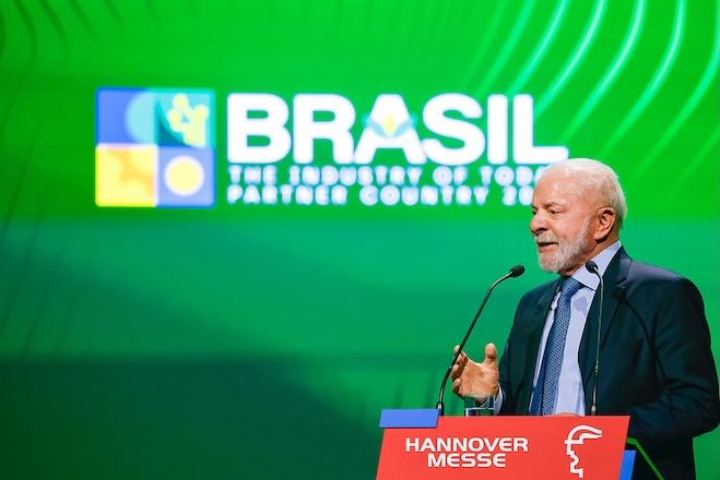 Lula confirma que mistura de etanol na gasolina deve subir