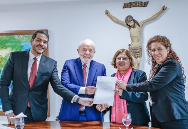 lula ao lado de outras pessoas segurando o parecer