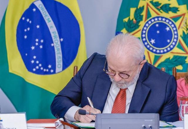 lula assinando lei