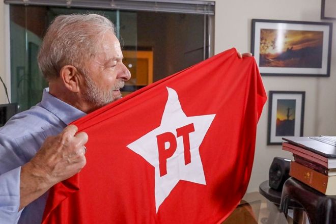 O presidente Lula com a bandeira do PT | Ricardo Stuckert/PR