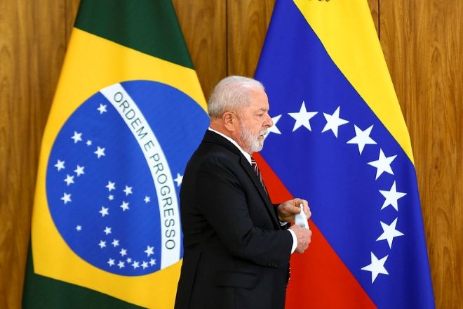 O presidente Lula em frente as bandeiras do Brasil e da Venezuela | Marcelo Camargo/Agência Brasil