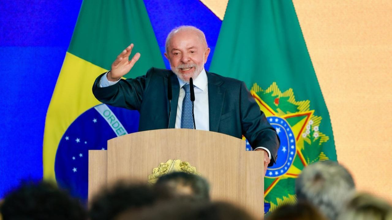 A 12 dias do 2º turno, Lula anuncia Pé-de-Meia universitário