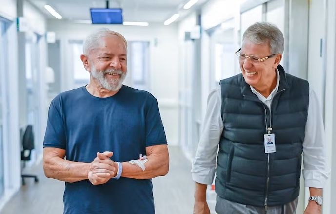 Lula passará por cirurgias em SP para aliviar dor no punho direito e cauterizar pele Lula passará por cirurgias em SP para aliviar dor no punho direito e cauterizar pele