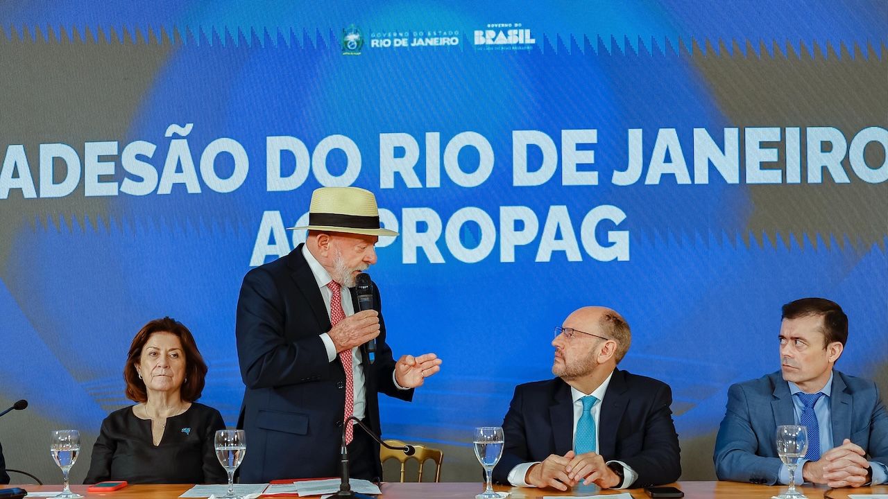 Imagem da notícia: Lula sugere “aumentinho” a servidores do Rio após Propag Imagem da notícia: Lula sugere “aumentinho” a servidores do Rio após Propag