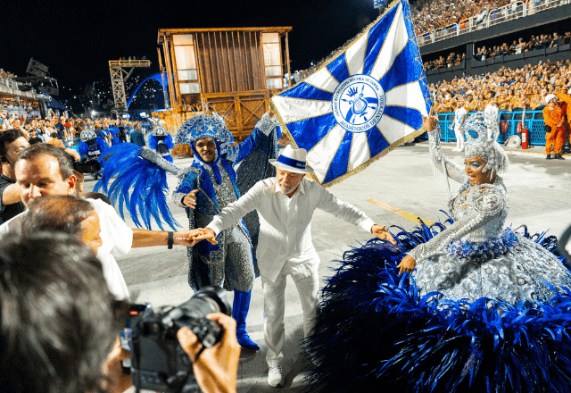O presidente Luiz Inácio Lula da Silva acompanha o desfile da Acadêmicos de Niterói na Marquês de Sapucaí | Foto: Rio Carnaval