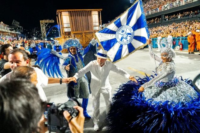 O presidente Lula na avenida da Sapucaí durante o desfile da Acadêmicos de Niterói, que o homenageou | Reprodução/Instagram @academicosdeniteroi
