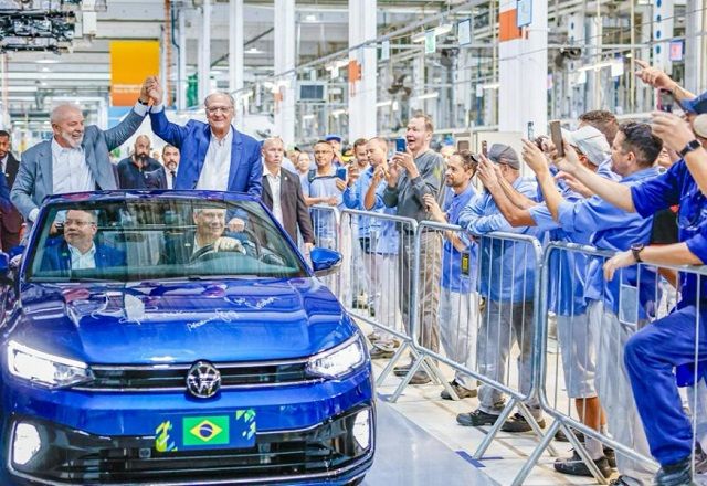 Lula e Alckmin desfilam em veículo da Volkswagen na fábrica da empresa em São Bernardo do Campo (Ricardo Stuckert/PR)