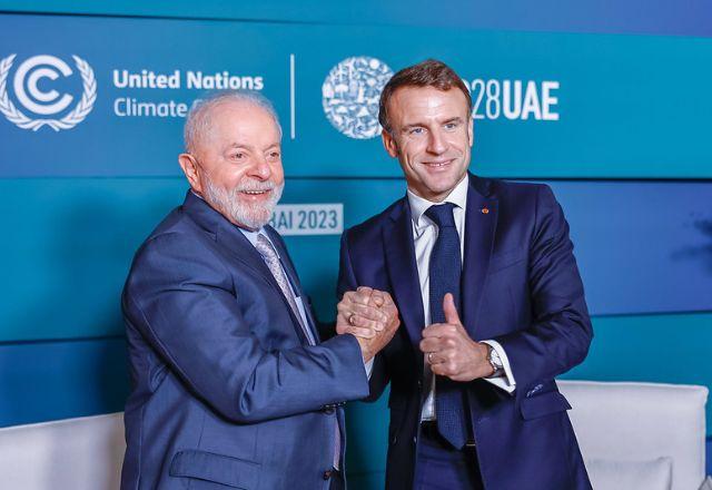 lula e macron de mãos dadas
