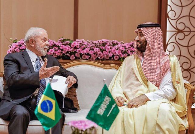 Lula se encontra com príncipe saudita que deu joias a Bolsonaro Lula se encontra com príncipe saudita que deu joias a Bolsonaro