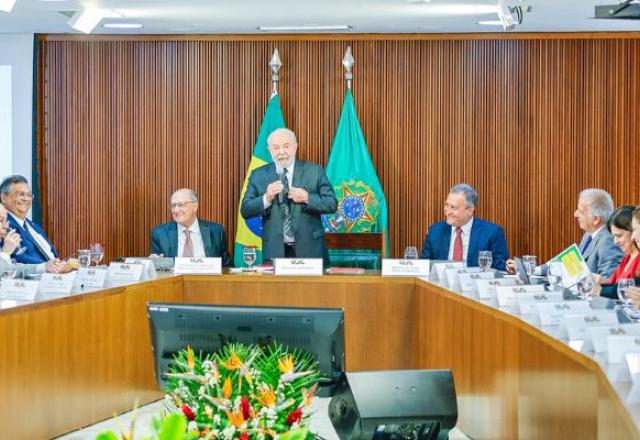 lula em reunião com ministros