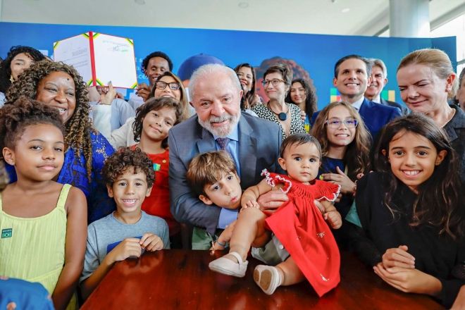 O presidente Lula rodeado de crianças durante evento do ECA digital; também estão na foto a primeira-dama Janja, o presidente da Câmara, Hugo Motta, e as ministras Macaé Evaristo e Gleisi Hoffmann | Ricardo Stuckert/PR
