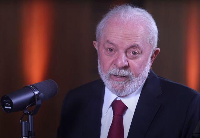lula falando em microfone