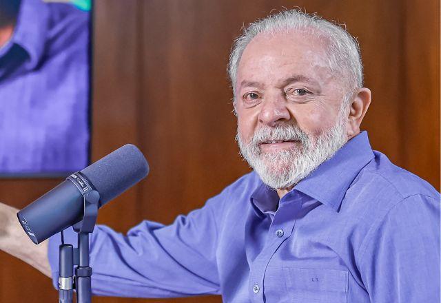 lula falando em microfone