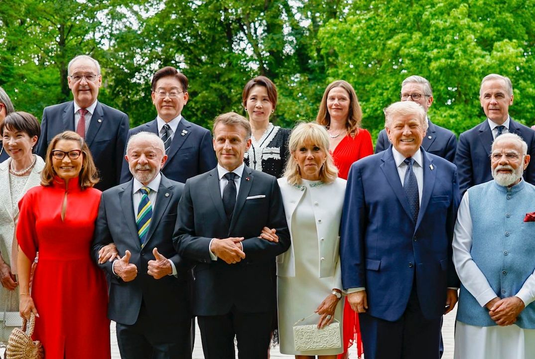 Foto oficial da G7 mostra Lula ao lado do presidente francês, Emmanuel Macron, e acompanhado da primeira-dama Janja | Ricardo Stuckert/PR