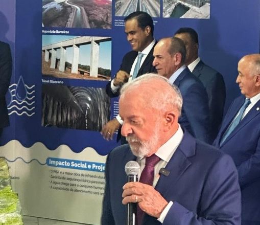 O presidente Lula e, ao fundo, de gravata azul clara, Gustavo Feliciano, escolhido para assumir o Ministério do Turismo após a demissão de Celso Sabino | SBT News