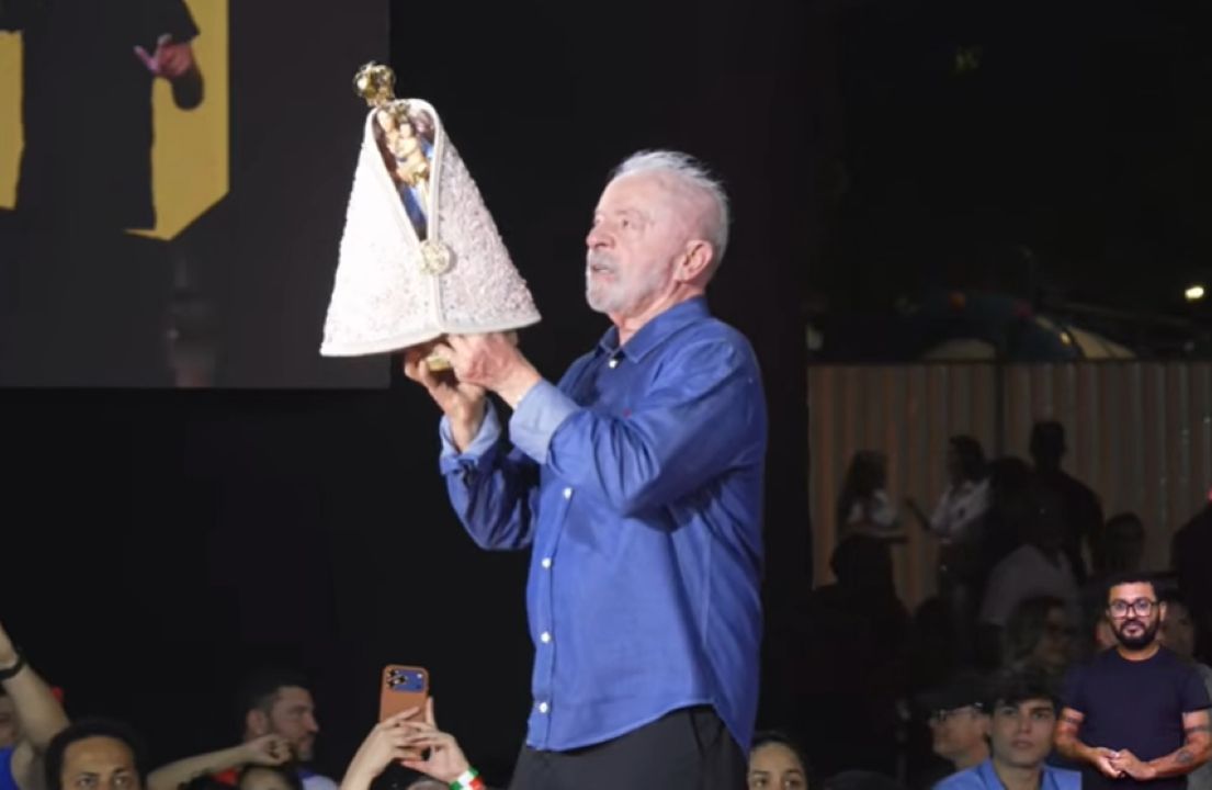 Lula ergue imagem de Nossa Senhora de Nazaré em Belém