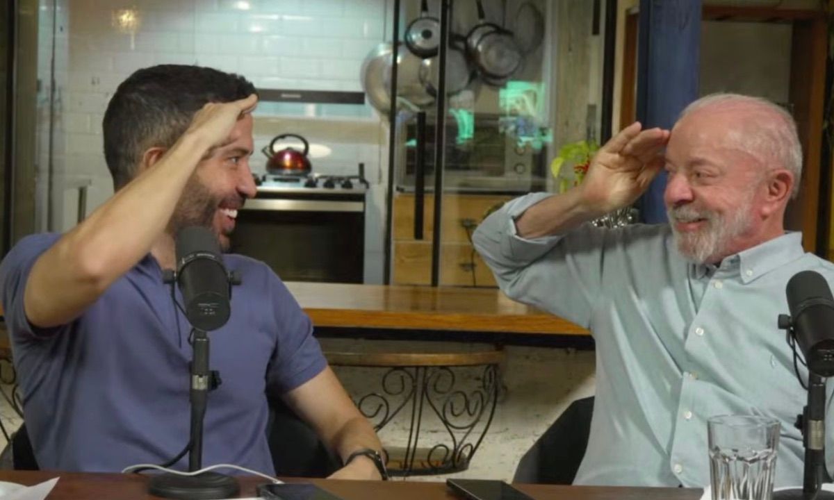 Janones e Lula brincam durante a live | Reprodução 
