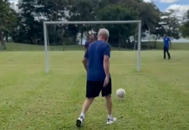 Lula alimenta peixes e joga bola