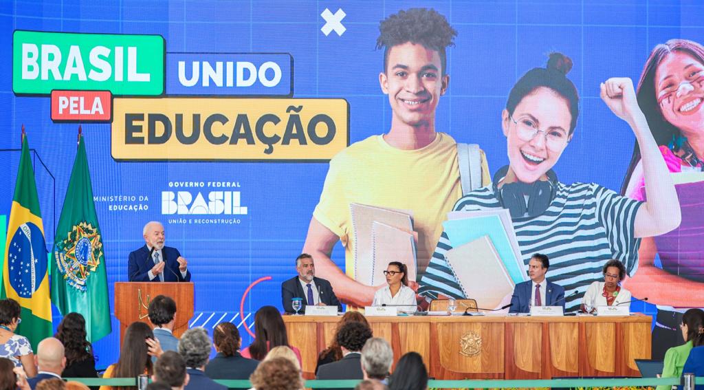 Pé-de-Meia vai pagar R$ 200 por mês para alunos de baixa renda do ensino médio público