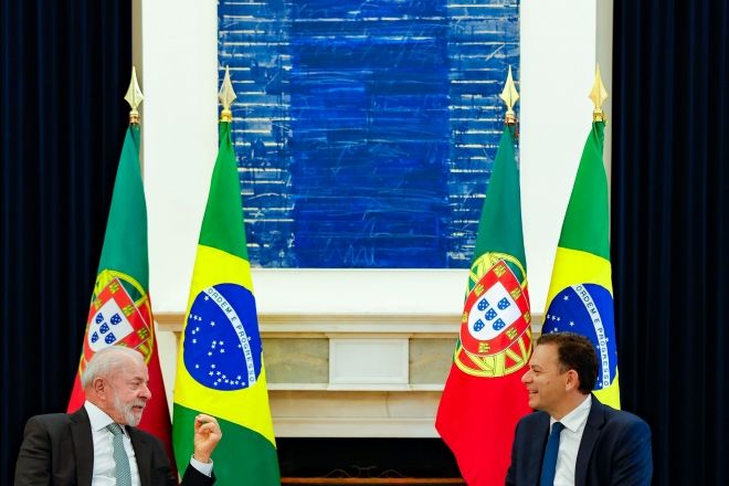 O presidente Lula (à esquerda) e o primeiro-ministro português, Luís Montenegro (à direita), durante encontro em Lisboa | Ricardo Stuckert/PR