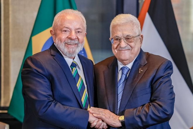 O presidente Lula (à esquerda) e o presidente da Autoridade Nacional Palestina, Mahmoud Abbas (à direita) em encontro em 2023 | Ricardo Stuckert/PR