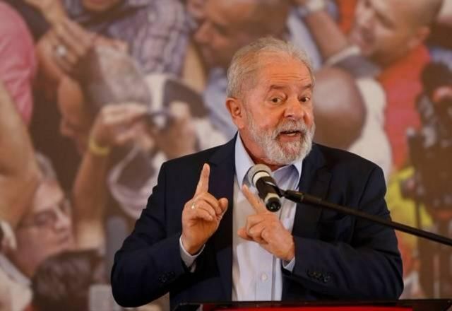 Lula gesticula enquanto fala ao microfone (Reprodução)