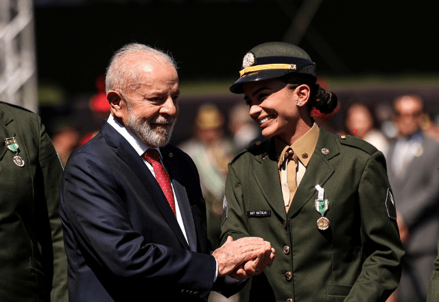 O presidente e a a jogadora de vôlei Natália Araújo, durante a solenidade comemorativa ao Dia do Soldado, em Brasília | Reprodução Marcelo Camargo/Agência Brasil