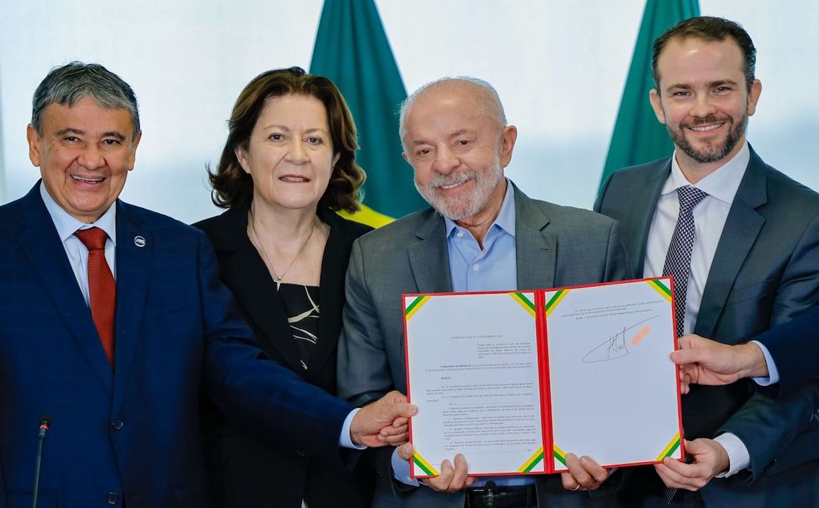 Imagem da notícia: Lula defende reajuste do Bolsa Família: “Mais dignidade” Imagem da notícia: Lula defende reajuste do Bolsa Família: “Mais dignidade”