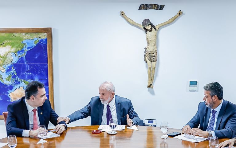 O presidente Lula entre o senador Rodrigo Pacheco e o deputado Arthur Lira | Ricardo Stuckert/PR