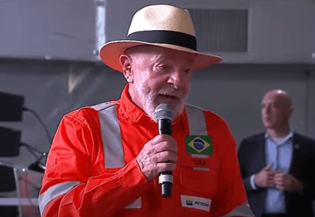 "Eu tava dizendo pra Magda [Chambriard] que é importante informar a população disso, pro povo saber quem xingar na hora que aumenta, pro povo saber quem é o filho da mãe disso", disse o petista | Reprodução/YouTube