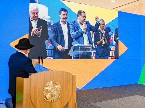 Na véspera de veto do TSE, Lula faz 12 eventos simultâneos Na véspera de veto do TSE, Lula faz 12 eventos simultâneos